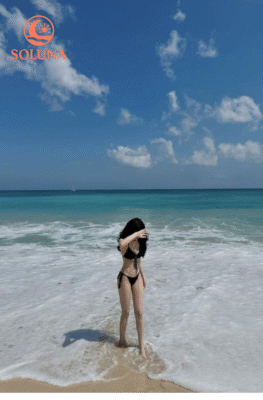  bikini nữ sải bước trên bờ biển