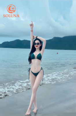  mặc bikini nữ xanh đứng chéo chân